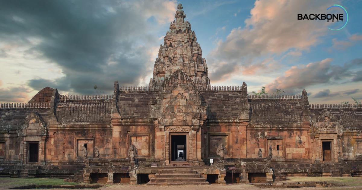 ชมปรากฏการณ์ อาทิตย์ตกตรง 15 ช่องประตูปราสาทพนมรุ้ง