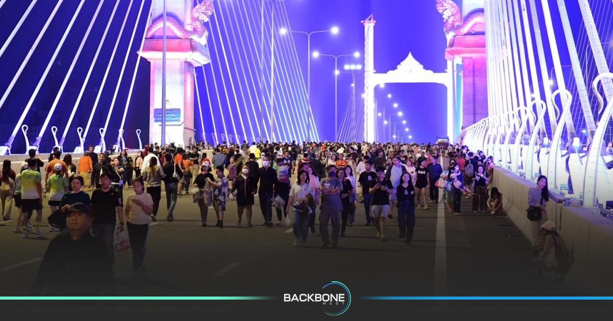 มหกรรมสุขเต็มสิบ ยอดคนเข้าร่วมพุ่ง! ที่บนสะพานทศมราชัน ก่อนเปิดใช้งานจริง