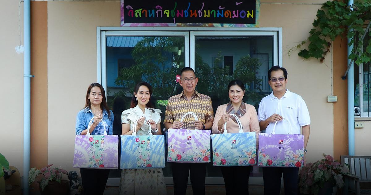 วิสาหกิจชุมชนชบามัดย้อม สู่กระเป๋าสุดสวยลวดลายแสนเก๋