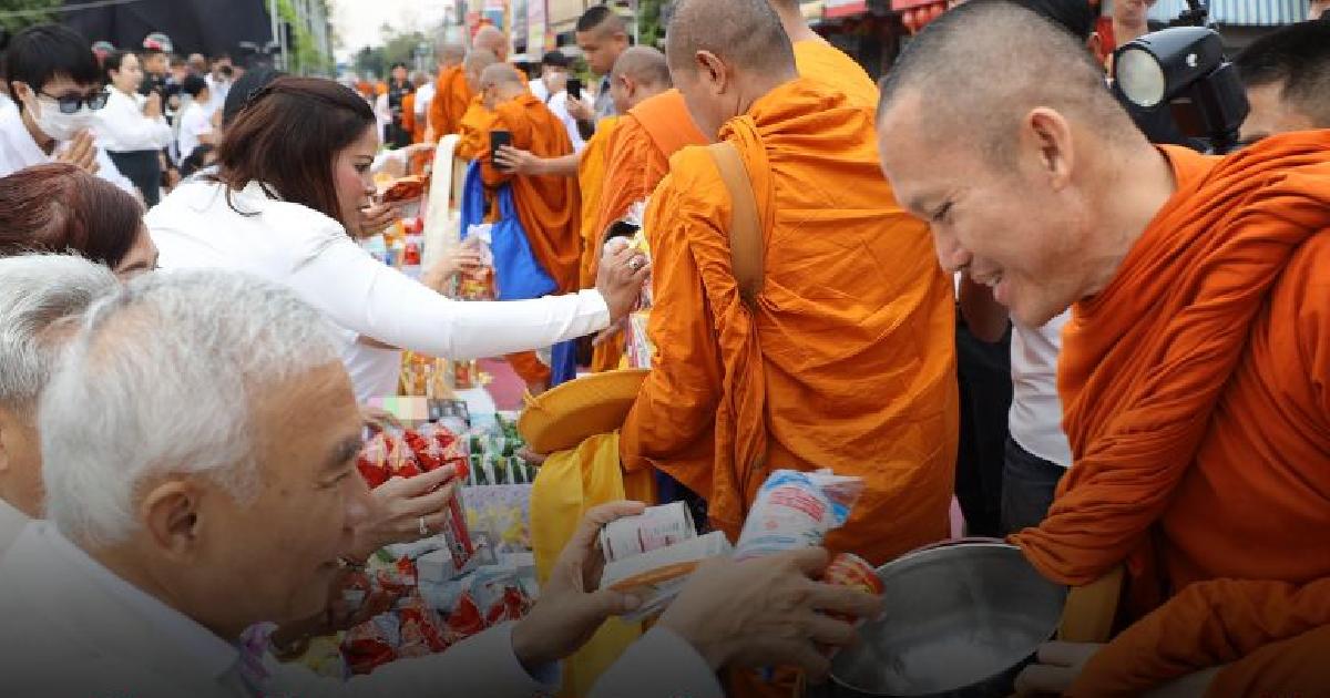 พ่อเมืองโคราชจัดตักบาตรพระเรือนหมื่น ทำบุญเมืองครบรอบ 556 ปี