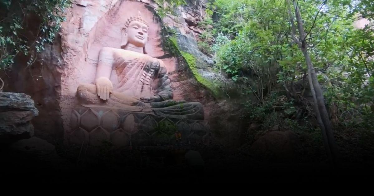 สวยสุดตระการตา พระพุทธรูปแกะสลักบนหน้าผาหินทราย