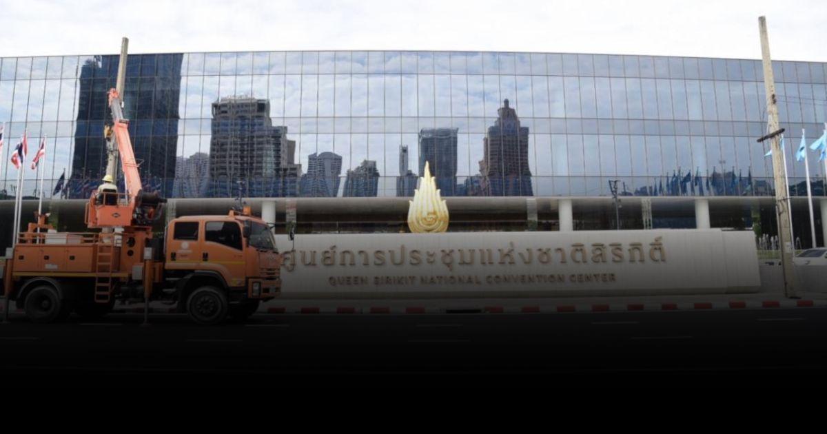 รื้อเสาไฟรับประชุมเอเปค ระยะทางกว่า 500 เมตร