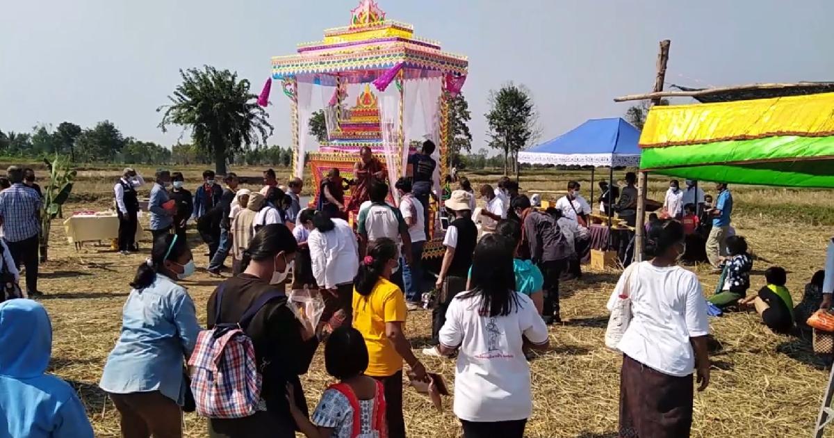 สุดประหลาด... ชาวบ้าน 300 คนร่วมพิธีฌาปนกิจสุนัข