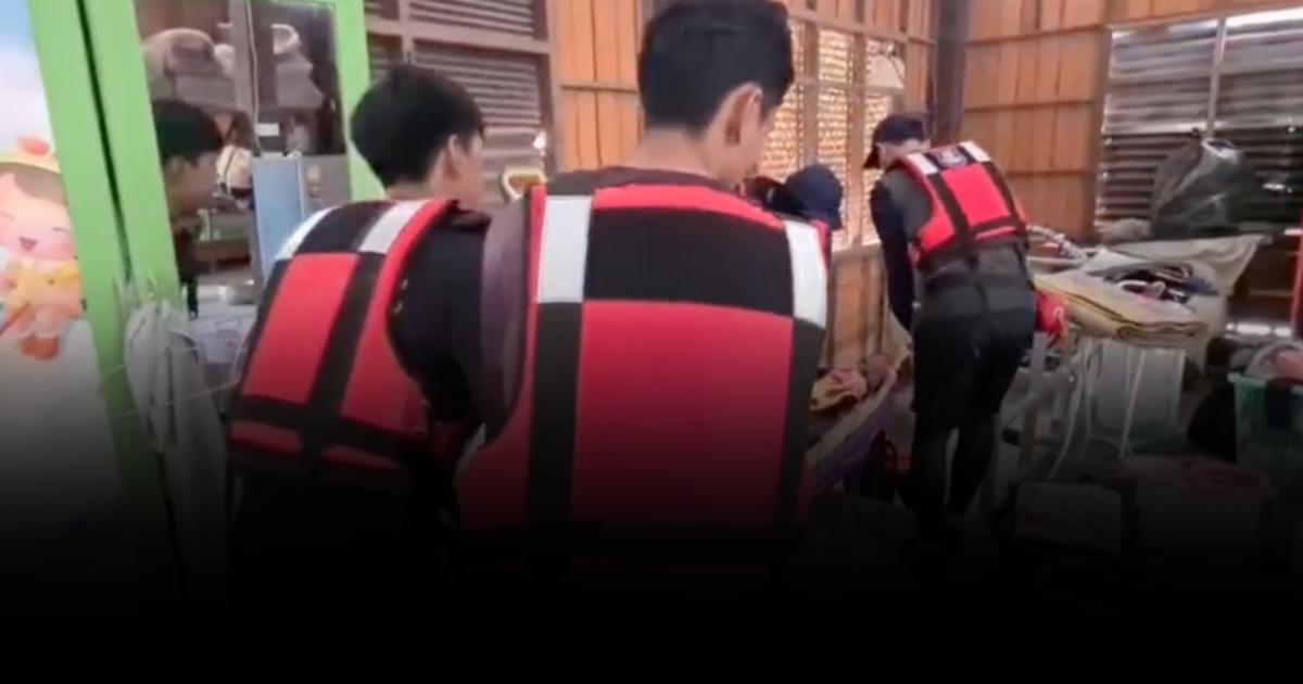 ถ้ามีน้ำใจคนไทยแน่นอน  กู้ภัยทางน้ำช่วยผู้ป่วยติดเตียงหนีน้ำท่วม