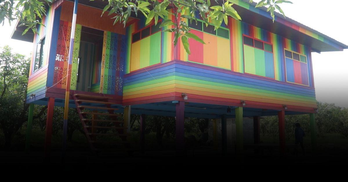 โดดเด่นไม่เป็นรองใคร? บ้านสายรุ้งสีสันสดใสเห็นตั้งแต่ปากซอย