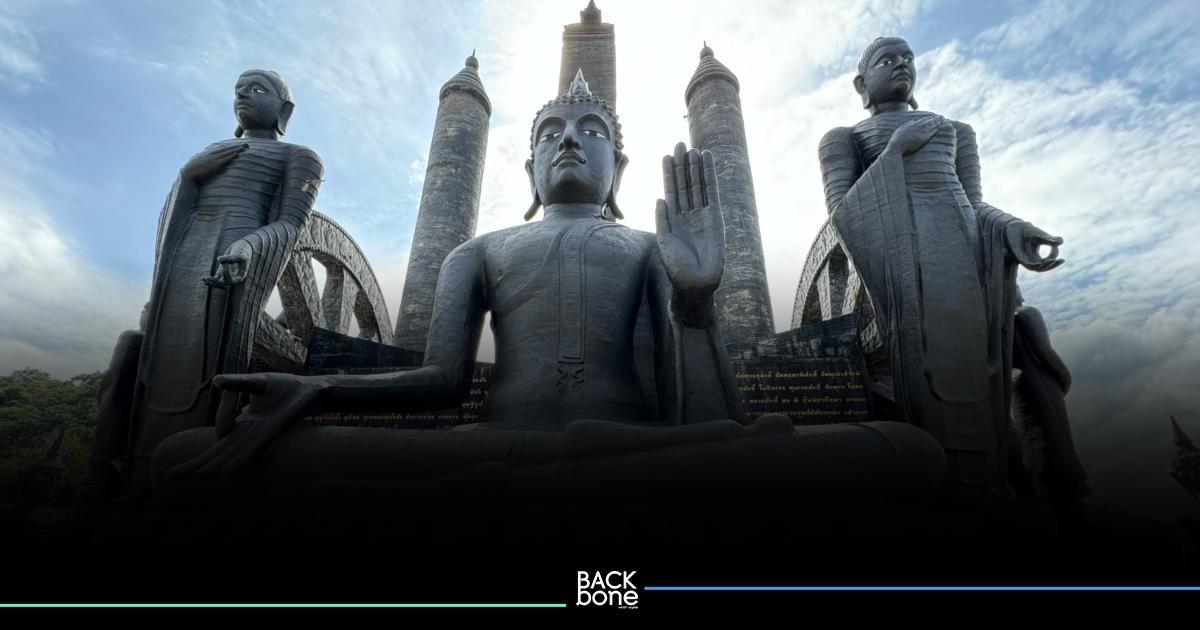 ชวนสัมผัสเสน่ห์หน้าฝน ณ วัดถ้ำกระบอก สระบุรี กับพระหินลาวาสีดำ องค์ใหญ่กลางภูเขา