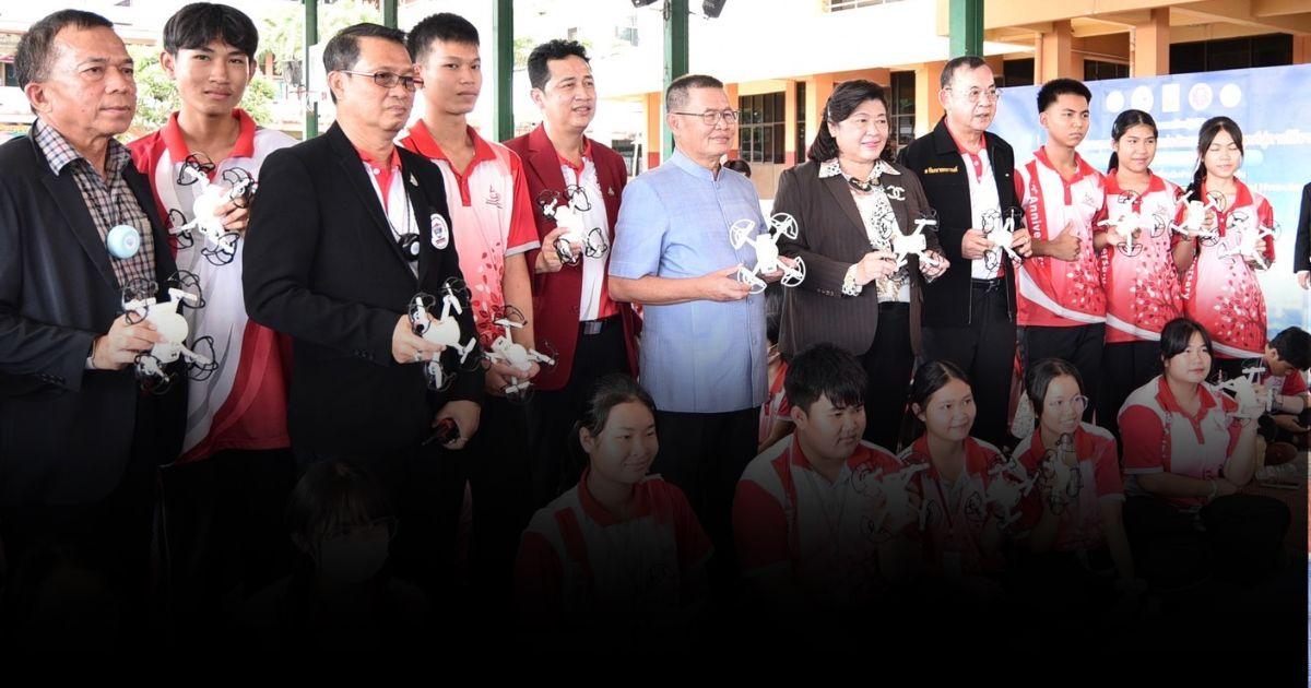 เยาวชนสนใจกว่า 3,000 คน พัฒนาฝีมือโดรนแปรอักษร นวัตกรรมฝีมือไทย