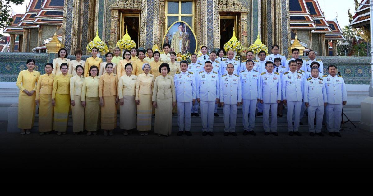นำทีมจัดพิธีทำบุญตักบาตรถวายวายพระราชกุศล ในหลวง ร.9