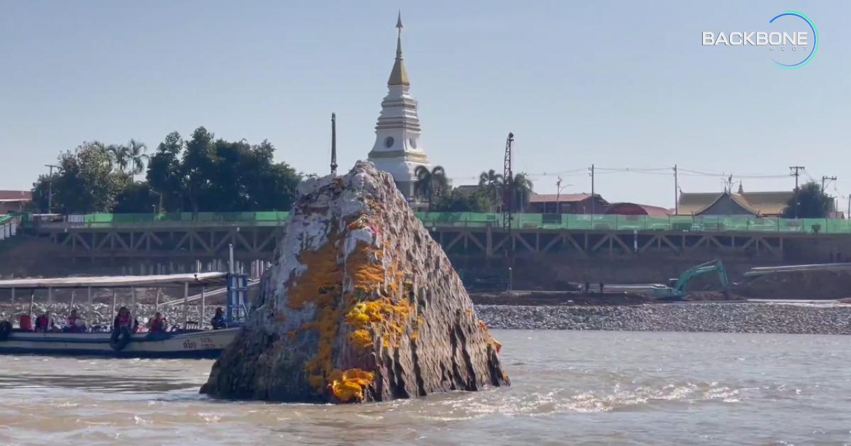 ชมความงามพระธาตุกลางน้ำ หนองคายน้ำโขงลดชาวบ้านลงเรือสักการะขอพร