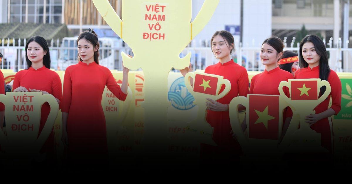 ไทย-เวียดนาม พร้อมชิงเจ้าอาเซียน แฟนบอลรอเข้าชมหน้าสนามสุดคึก