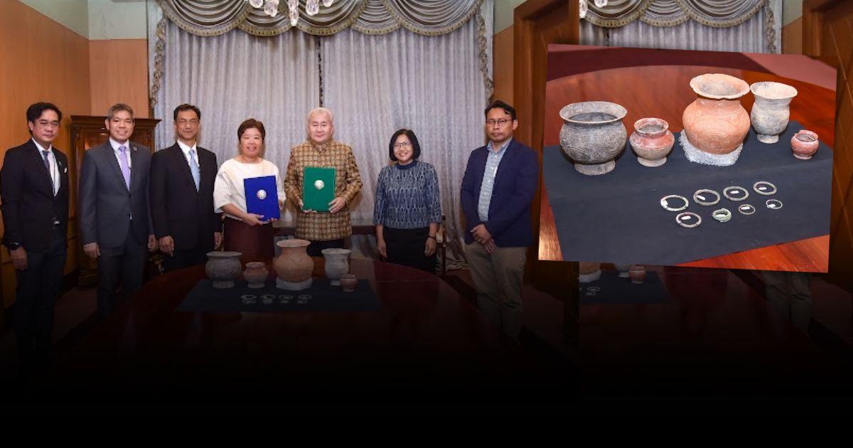 13 โบราณวัตถุบ้านเชียงคืนสู่ไทย ชาวไทยในสหรัฐประมูลมอบให้เป็นสมบัติชาติ