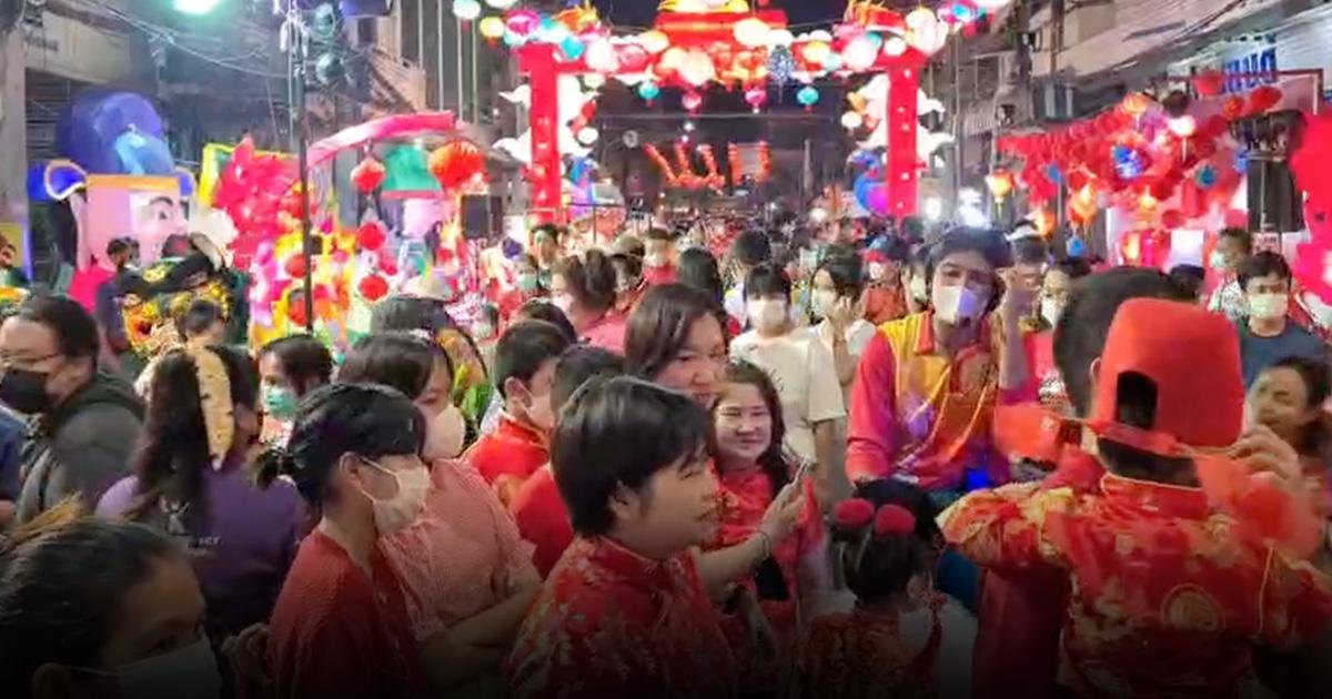 ปากน้ำโพคึกคัก ขอพรรับวันตรุษจีน